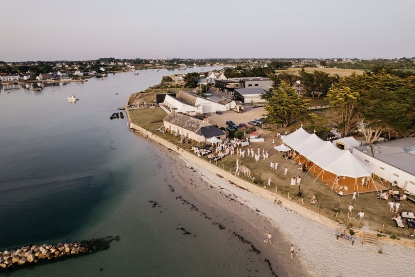 Un mariage sur la plage à Carnac en Bretagne - Photos : Arthur Joncour - Blog mariage : La mariée aux pieds nus