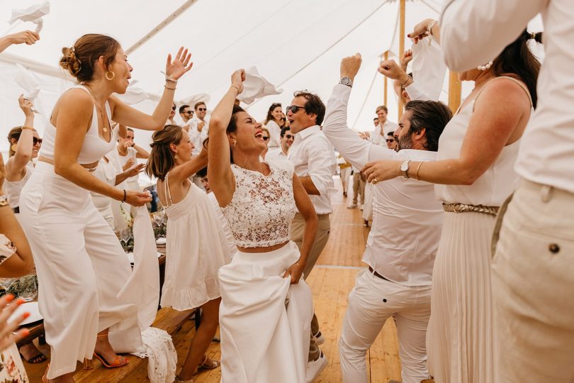 Un mariage sur la plage à Carnac en Bretagne - Photos : Arthur Joncour - Blog mariage : La mariée aux pieds nus