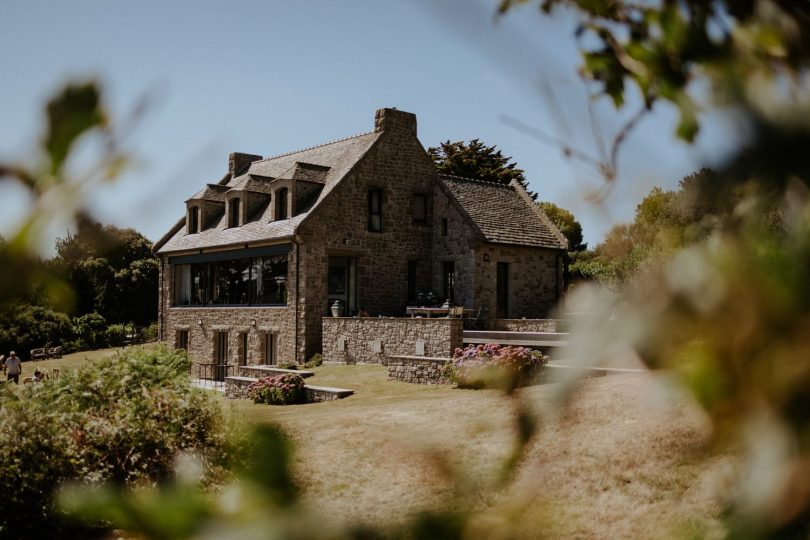 Un mariage sur la plage à la Villa Savheol en Bretagne - Photos : Solène Lagant - Blog mariage : La mariée aux pieds nus