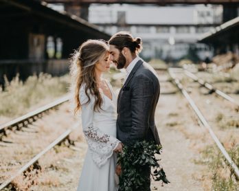 Cérémonie dans une gare désaffectée à Prague - La mariée aux pieds nus
