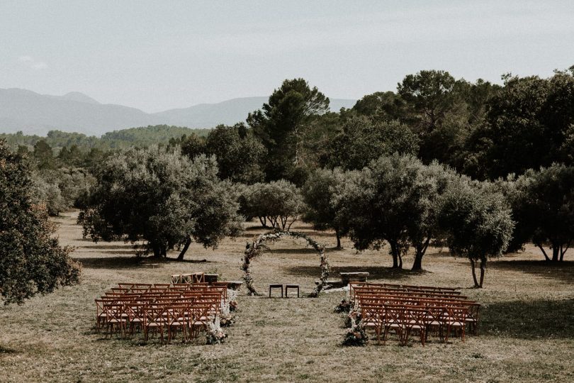 Un mariage chic au Domaine des Grottes en Provence - Photo et vidéo : Pinewood Weddings - Blog mariage : La mariée aux pieds nus