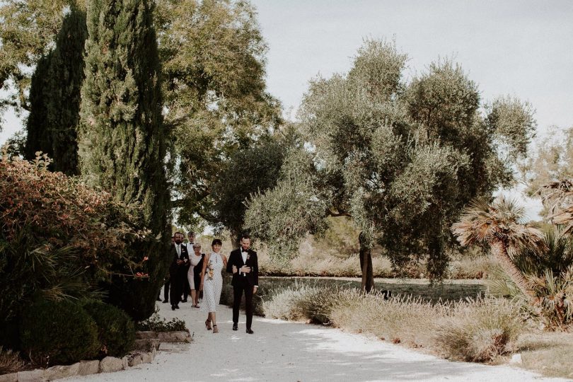 Un mariage chic au Domaine des Grottes en Provence - Photo et vidéo : Pinewood Weddings - Blog mariage : La mariée aux pieds nus