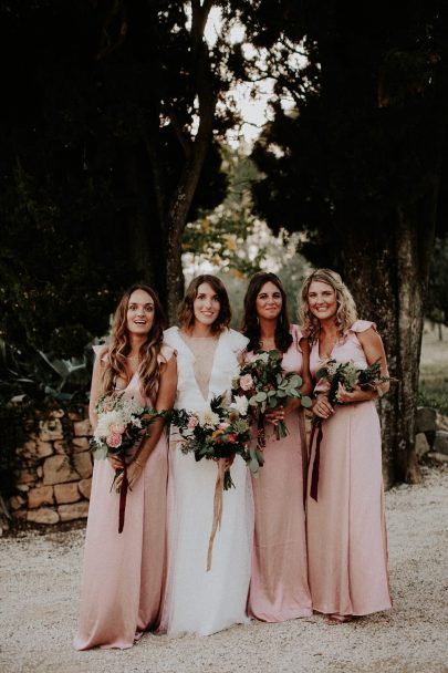 Un mariage chic au Domaine des Grottes en Provence - Photo et vidéo : Pinewood Weddings - Blog mariage : La mariée aux pieds nus
