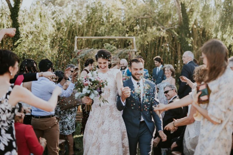 Un mariage en rose et bordeaux au mas des Thyms en Provence - A découvrir sur le blog La mariée aux pieds nus - Photos : Laurent Brouzet