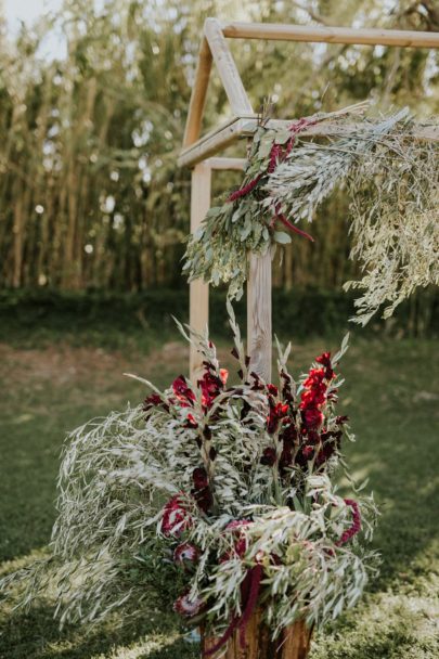 Un mariage en rose et bordeaux au mas des Thyms en Provence - A découvrir sur le blog La mariée aux pieds nus - Photos : Laurent Brouzet