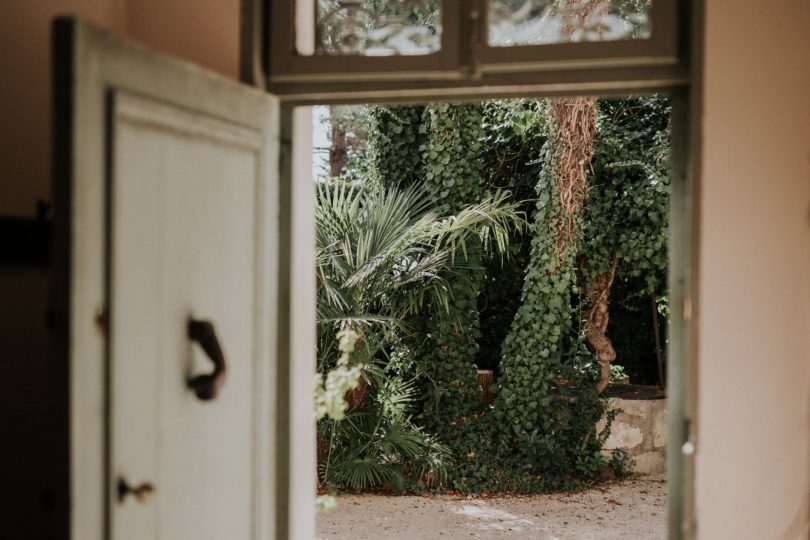 Un mariage en rose et bordeaux au mas des Thyms en Provence - A découvrir sur le blog La mariée aux pieds nus - Photos : Laurent Brouzet