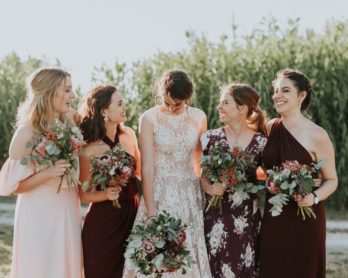 Un mariage en rose et bordeaux au mas des Thyms en Provence - A découvrir sur le blog La mariée aux pieds nus - Photos : Laurent Brouzet