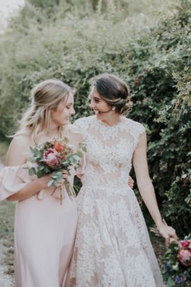 Un mariage en rose et bordeaux au mas des Thyms en Provence - A découvrir sur le blog La mariée aux pieds nus - Photos : Laurent Brouzet