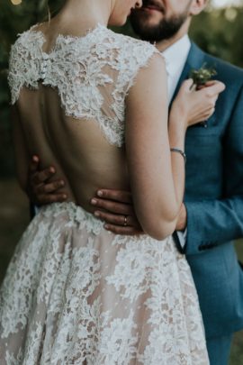 Un mariage en rose et bordeaux au mas des Thyms en Provence - A découvrir sur le blog La mariée aux pieds nus - Photos : Laurent Brouzet