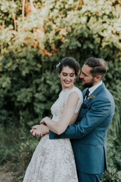 Un mariage en rose et bordeaux au mas des Thyms en Provence - A découvrir sur le blog La mariée aux pieds nus - Photos : Laurent Brouzet