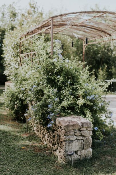 Un mariage en rose et bordeaux au mas des Thyms en Provence - A découvrir sur le blog La mariée aux pieds nus - Photos : Laurent Brouzet