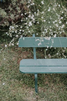 Un mariage en rose et bordeaux au mas des Thyms en Provence - A découvrir sur le blog La mariée aux pieds nus - Photos : Laurent Brouzet