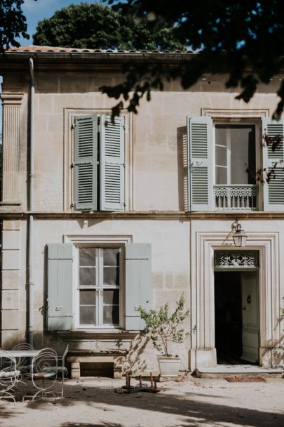 Un mariage en rose et bordeaux au mas des Thyms en Provence - A découvrir sur le blog La mariée aux pieds nus - Photos : Laurent Brouzet