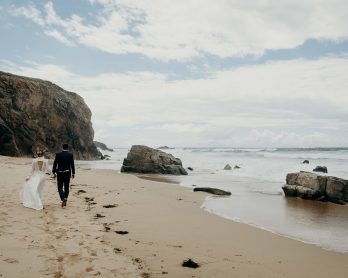 Un mariage sur la côte sauvage de Quiberon - La mariée aux pieds nus