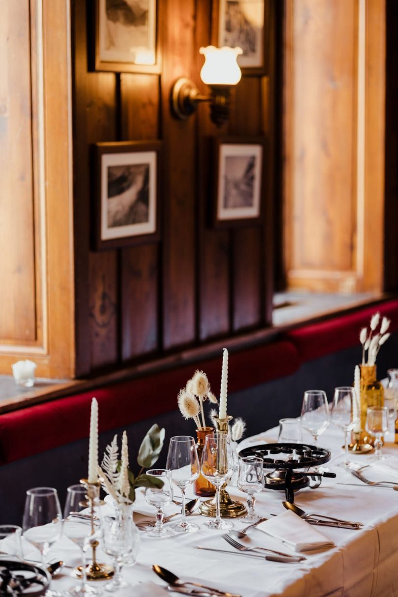 Un mariage en hiver au Refuge du Montenvers à Chamonix - Photos : Capyture - Blog mariage : La mariée aux pieds nus