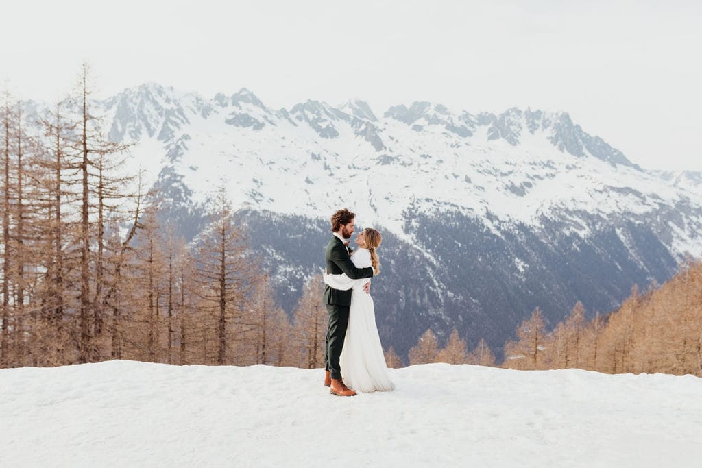 Un mariage en hiver au Refuge du Montenvers à Chamonix - Photos : Capyture - Blog mariage : La mariée aux pieds nus