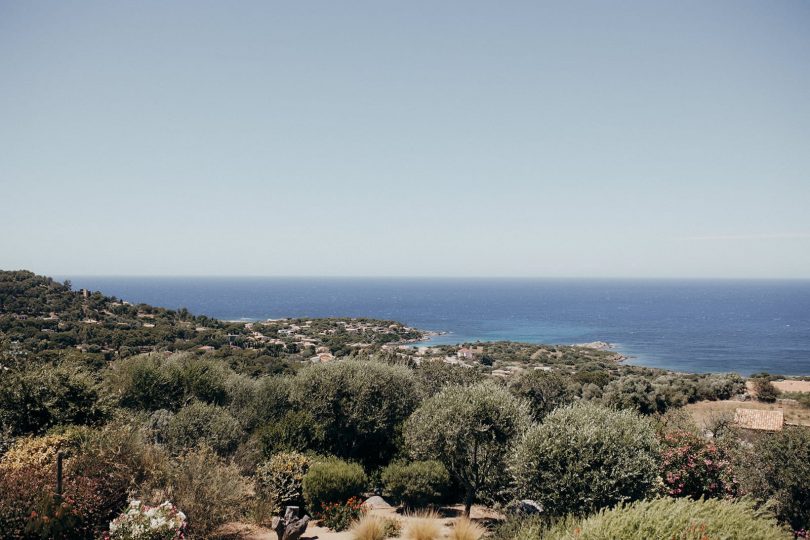 Un mariage au Rocher de Punta di Spano en Corse - Photos : Arthur Joncour - Blog mariage : La mariée aux pieds nus