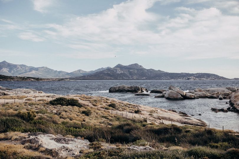 Un mariage au Rocher de Punta di Spano en Corse - Photos : Arthur Joncour - Blog mariage : La mariée aux pieds nus