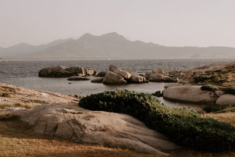 Un mariage au Rocher à Punta di Spano en Corse - Photos : Lorenzo Accardi - Blog mariage : La mariée aux pieds nus