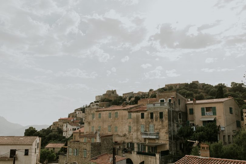 Un mariage au Rocher Lumio en Corse - Photos : David Maire - Blog mariage : La mariée aux pieds nus