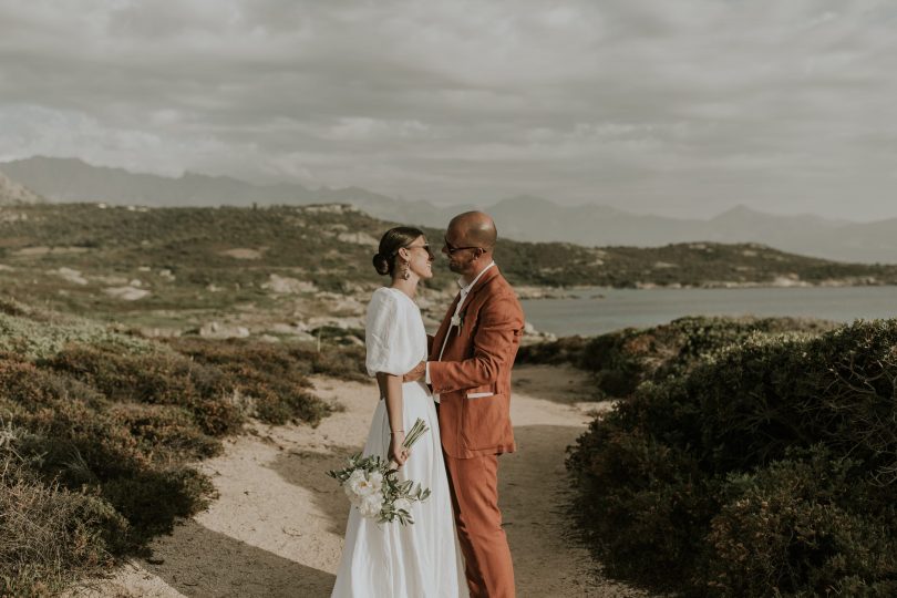 Un mariage au Rocher Lumio en Corse - Photos : David Maire - Blog mariage : La mariée aux pieds nus