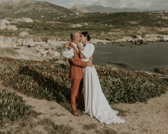 Un mariage au Rocher Lumio en Corse - Photos : David Maire - Blog mariage : La mariée aux pieds nus