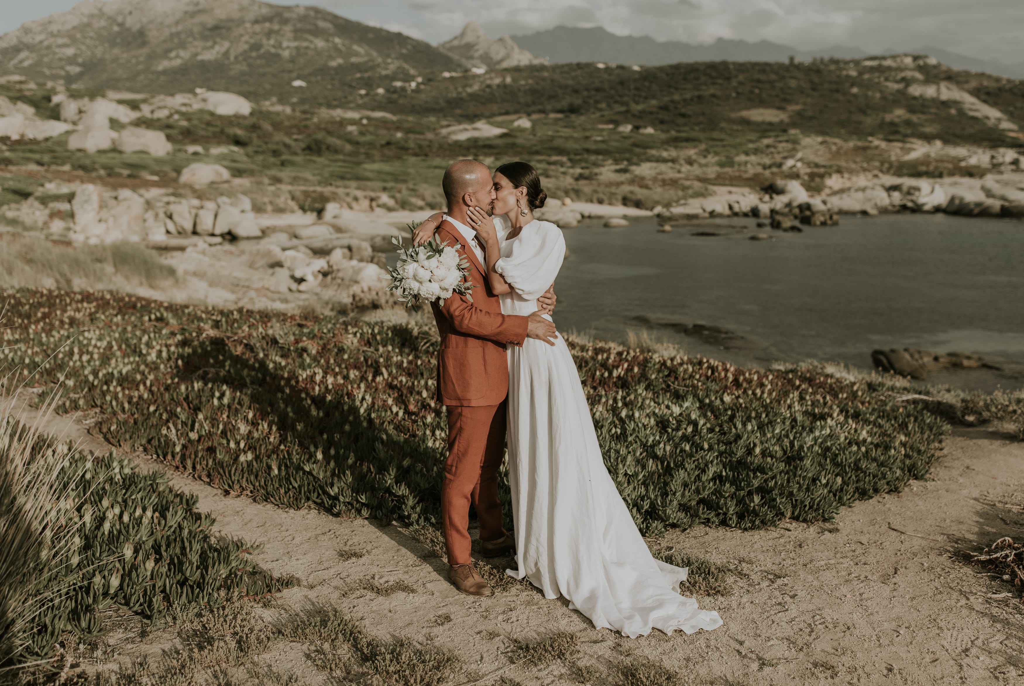 Un mariage au Rocher Lumio en Corse - Photos : David Maire - Blog mariage : La mariée aux pieds nus