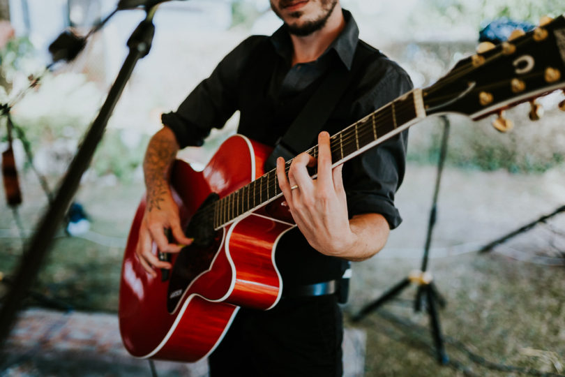 Un mariage rock dans le jardin de la maison familiale - A découvrir sur le blog mariage www.lamarieeauxpiedsnus.com - Photos : Benjamin Le Du Photography