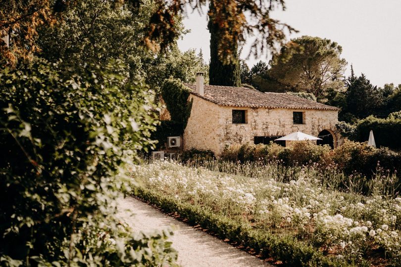 Un mariage romantique en petit comité en Provence - Photos : Sidonie Vidal - Blog mariage : La mariée aux pieds nus