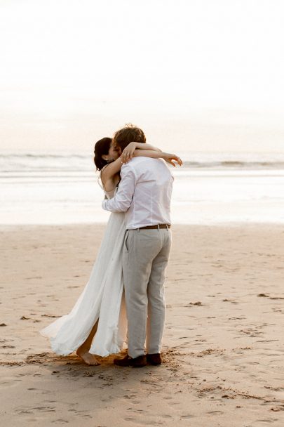 Un mariage simple en blanc au Praia Princesa au Portugal - Photos : Rockn'Brides - Blog mariage : La mariée aux pieds nus