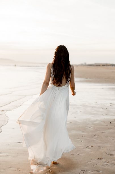 Un mariage simple en blanc au Praia Princesa au Portugal - Photos : Rockn'Brides - Blog mariage : La mariée aux pieds nus