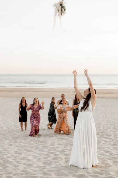 Un mariage simple en blanc au Praia Princesa au Portugal - Photos : Rockn'Brides - Blog mariage : La mariée aux pieds nus