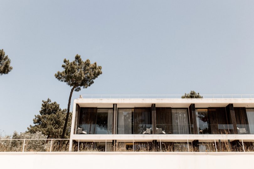 Un mariage simple en blanc au Praia Princesa au Portugal - Photos : Rockn'Brides - Blog mariage : La mariée aux pieds nus