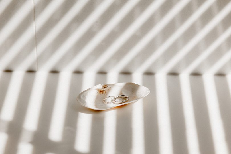 Un mariage simple en blanc au Praia Princesa au Portugal - Photos : Rockn'Brides - Blog mariage : La mariée aux pieds nus