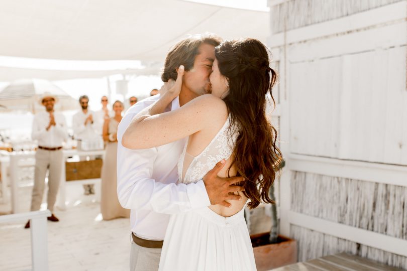 Un mariage simple en blanc au Praia Princesa au Portugal - Photos : Rockn'Brides - Blog mariage : La mariée aux pieds nus