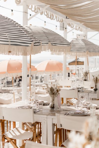 Un mariage simple en blanc au Praia Princesa au Portugal - Photos : Rockn'Brides - Blog mariage : La mariée aux pieds nus