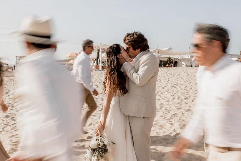 Un mariage simple en blanc au Praia Princesa au Portugal - Photos : Rockn'Brides - Blog mariage : La mariée aux pieds nus