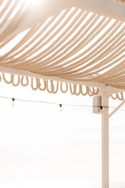 Un mariage simple en blanc au Praia Princesa au Portugal - Photos : Rockn'Brides - Blog mariage : La mariée aux pieds nus