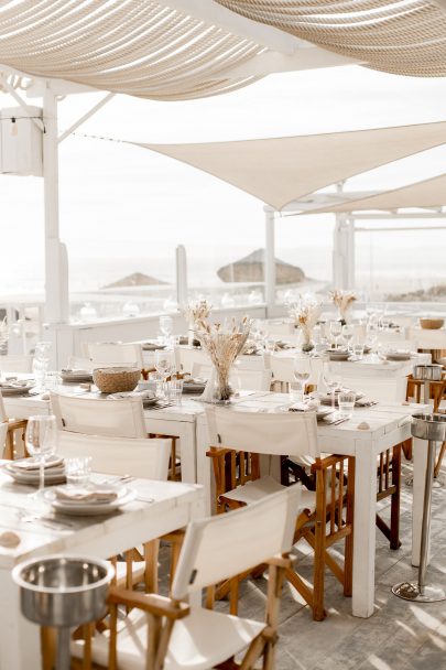 Un mariage simple en blanc au Praia Princesa au Portugal - Photos : Rockn'Brides - Blog mariage : La mariée aux pieds nus