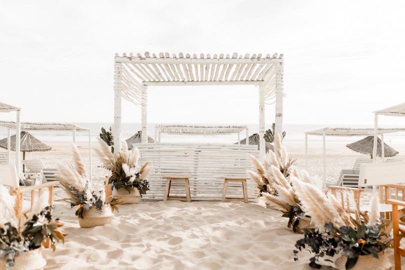 Un mariage simple en blanc au Praia Princesa au Portugal - Photos : Rockn'Brides - Blog mariage : La mariée aux pieds nus
