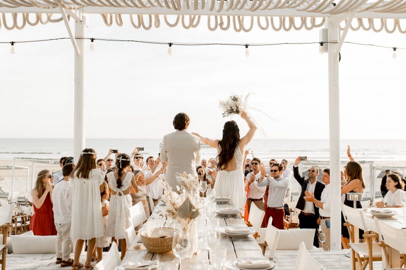 Un mariage simple en blanc au Praia Princesa au Portugal - Photos : Rockn'Brides - Blog mariage : La mariée aux pieds nus