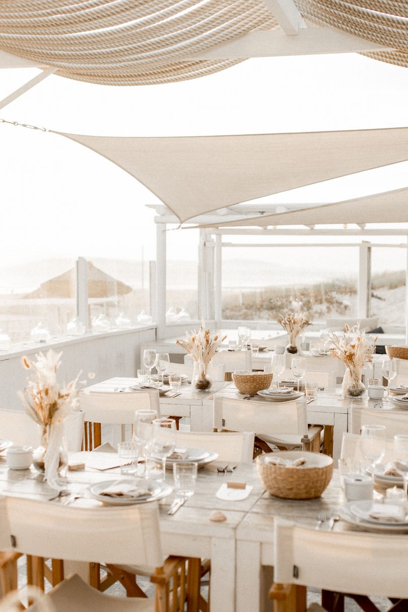 Un mariage simple en blanc au Praia Princesa au Portugal - Photos : Rockn'Brides - Blog mariage : La mariée aux pieds nus