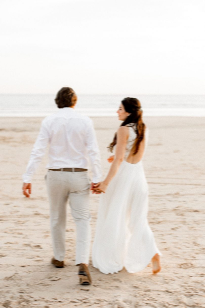 Un mariage simple en blanc au Praia Princesa au Portugal - Photos : Rockn'Brides - Blog mariage : La mariée aux pieds nus