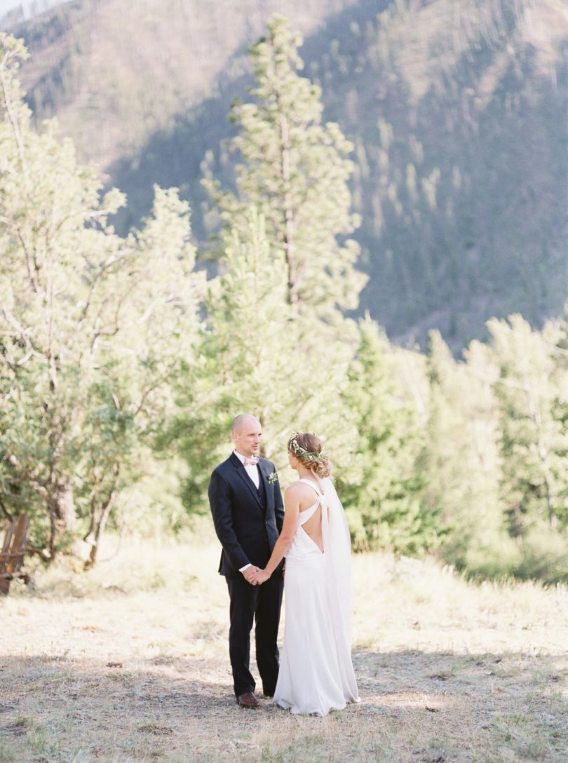 Un mariage simple en bleu dans le Montana - Photos : Stella K Photography - Blog mariage : La mariée aux pieds nus