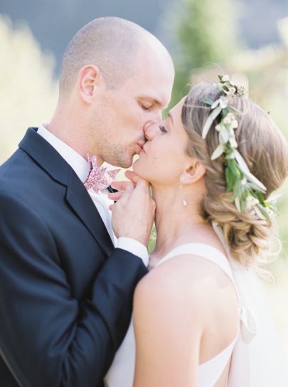 Un mariage simple en bleu dans le Montana - Photos : Stella K Photography - Blog mariage : La mariée aux pieds nus