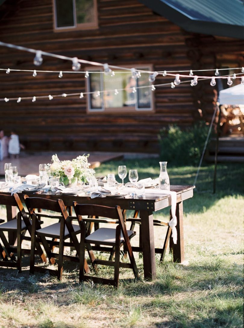 Un mariage simple en bleu dans le Montana - Photos : Stella K Photography - Blog mariage : La mariée aux pieds nus