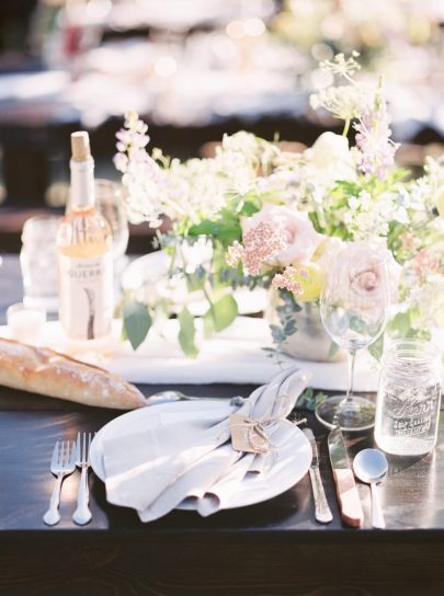 Un mariage simple en bleu dans le Montana - Photos : Stella K Photography - Blog mariage : La mariée aux pieds nus