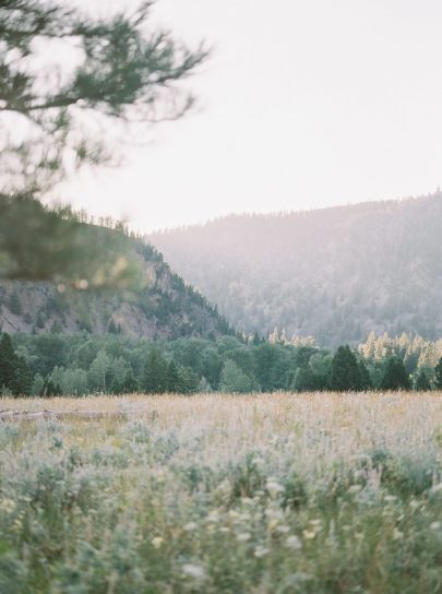 Un mariage simple en bleu dans le Montana - Photos : Stella K Photography - Blog mariage : La mariée aux pieds nus