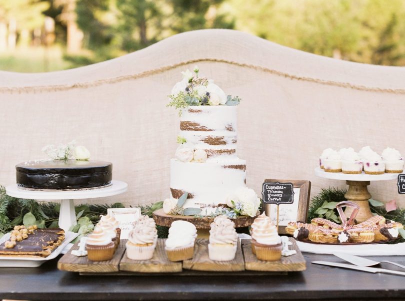 Un mariage simple en bleu dans le Montana - Photos : Stella K Photography - Blog mariage : La mariée aux pieds nus