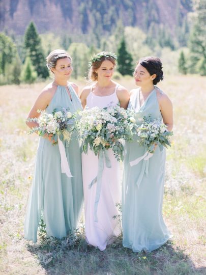 Un mariage simple en bleu dans le Montana - Photos : Stella K Photography - Blog mariage : La mariée aux pieds nus